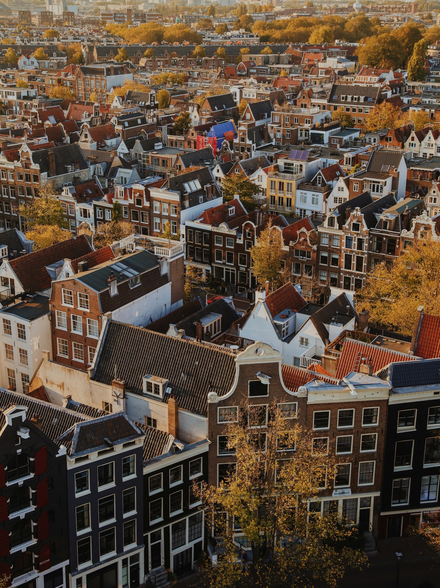 Daken van woningen in Amsterdam, van bovenaf gezien