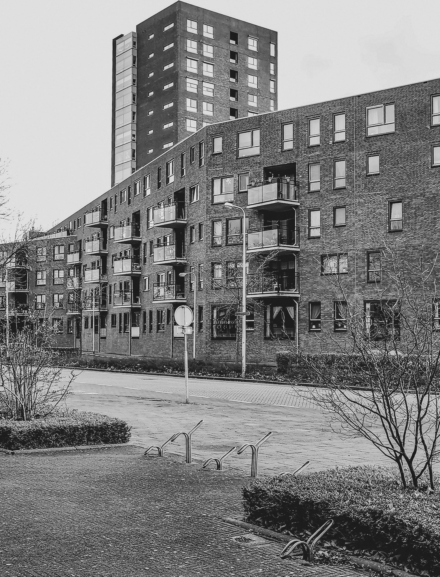 Bakstenen woonblok met balkons